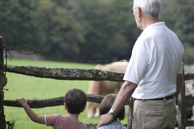 Erbrecht_Großvater mit Kindern